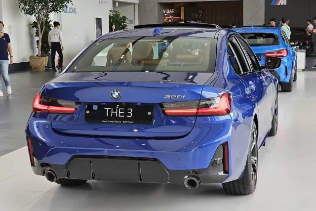 BMW 3シリーズ セダン（後ろ姿）