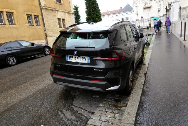 BMW X1（後ろ姿）