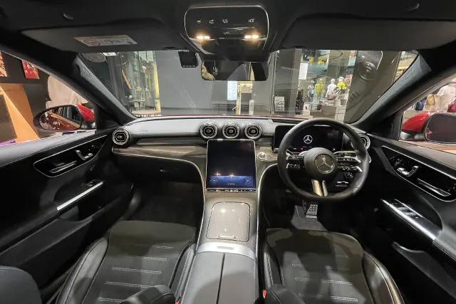 メルセデス・ベンツ Cクラス セダン（運転席まわり。縦型の大きなディスプレイが特徴）