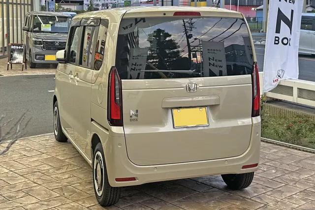 ホンダ N-BOX（後ろ姿。大きなテールゲートで荷物の出し入れがしやすい）
