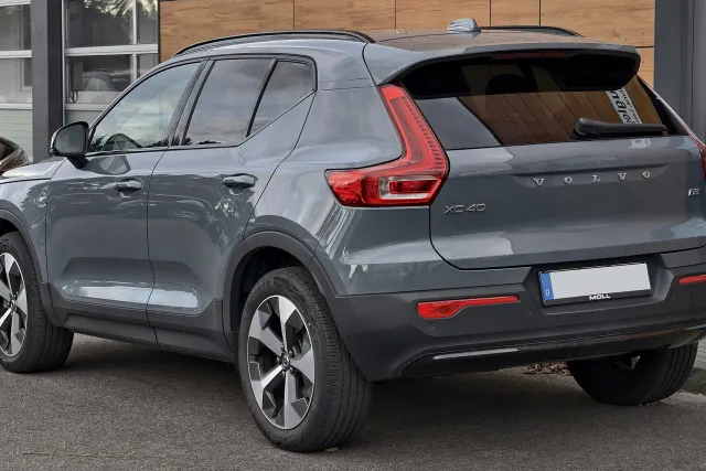 ボルボ XC40（後ろ姿）