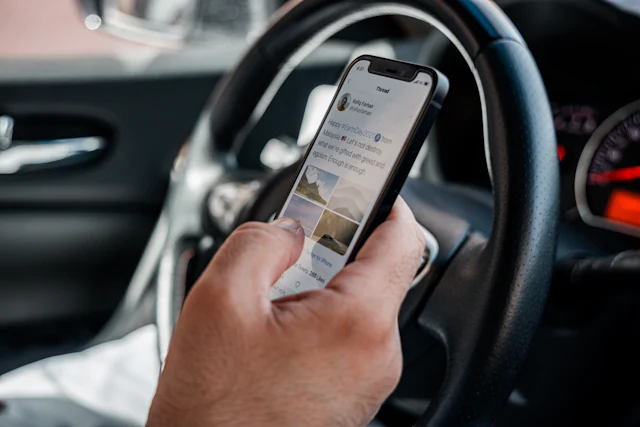 スマホを操作する運転手