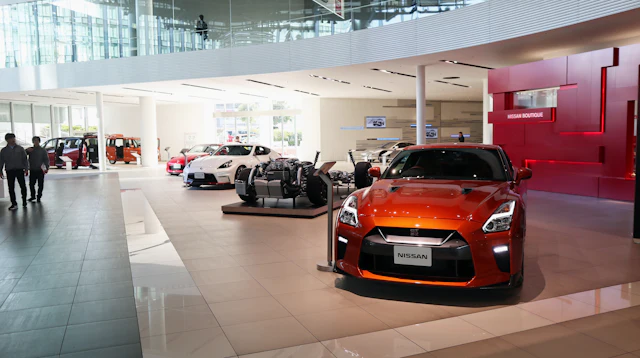 新車が並ぶショールーム